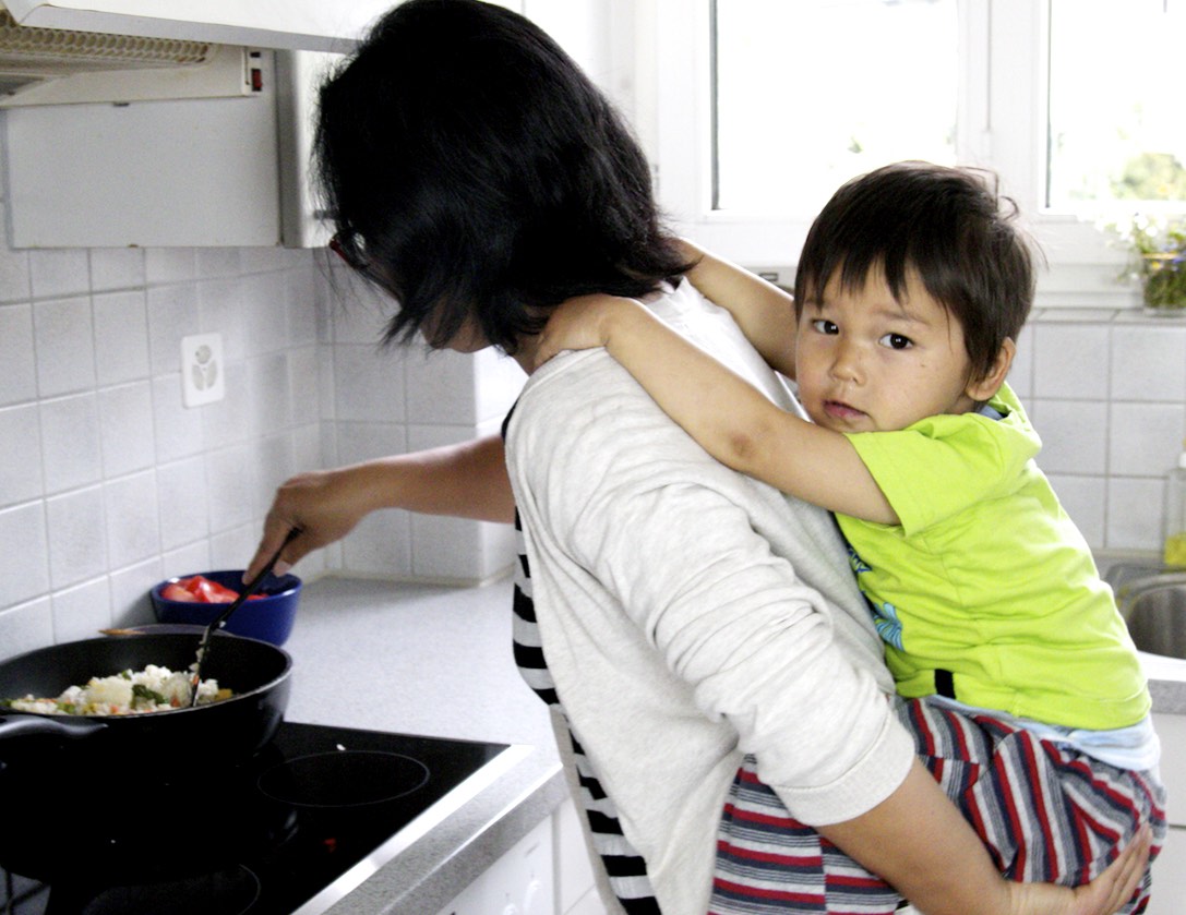 Unser Menü 1 Teil 3: Rui kocht mit Kind im Nacken