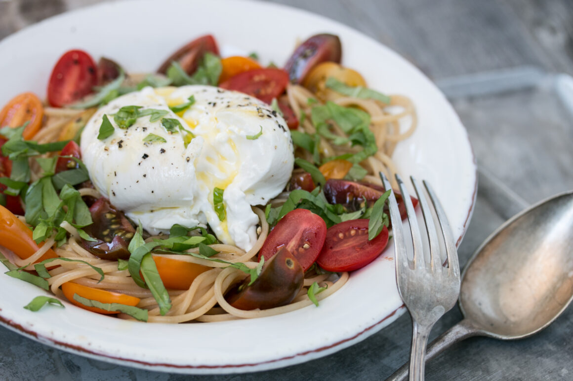 Einfache Spaghetti mit Tomaten und Burrata Rezept
