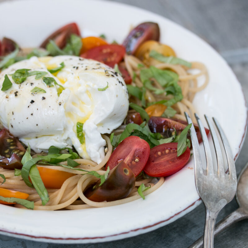 Einfache Spaghetti mit Tomaten und Burrata Rezept