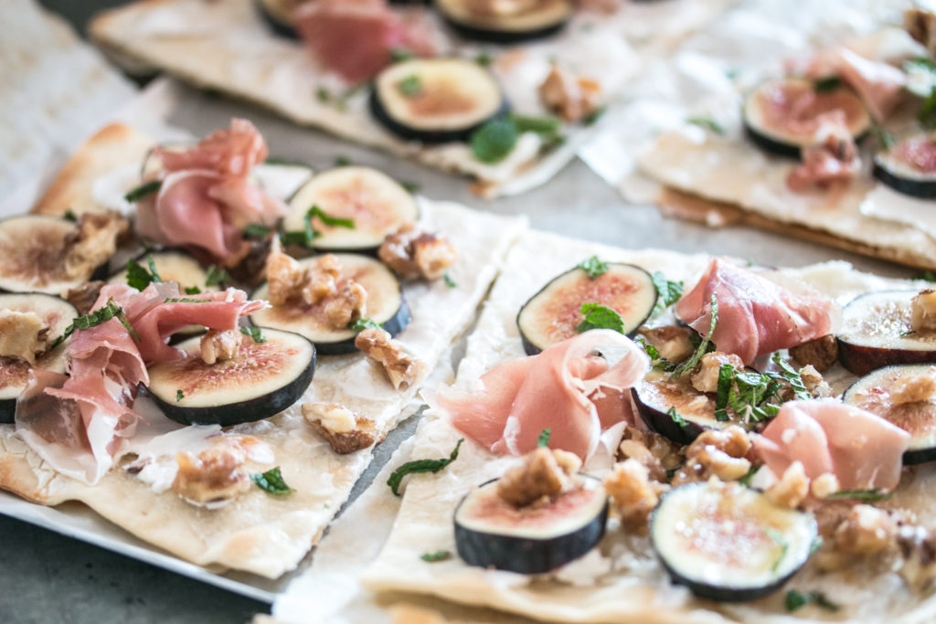 Flammkuchen mit Feigen und Ziegenfrischkäse - schnelles Alltagsrezept