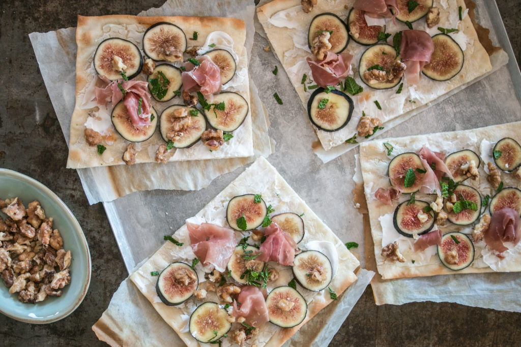 Flammkuchen mit Feigen und Ziegenfrischkäse - schnelles Alltagsrezept
