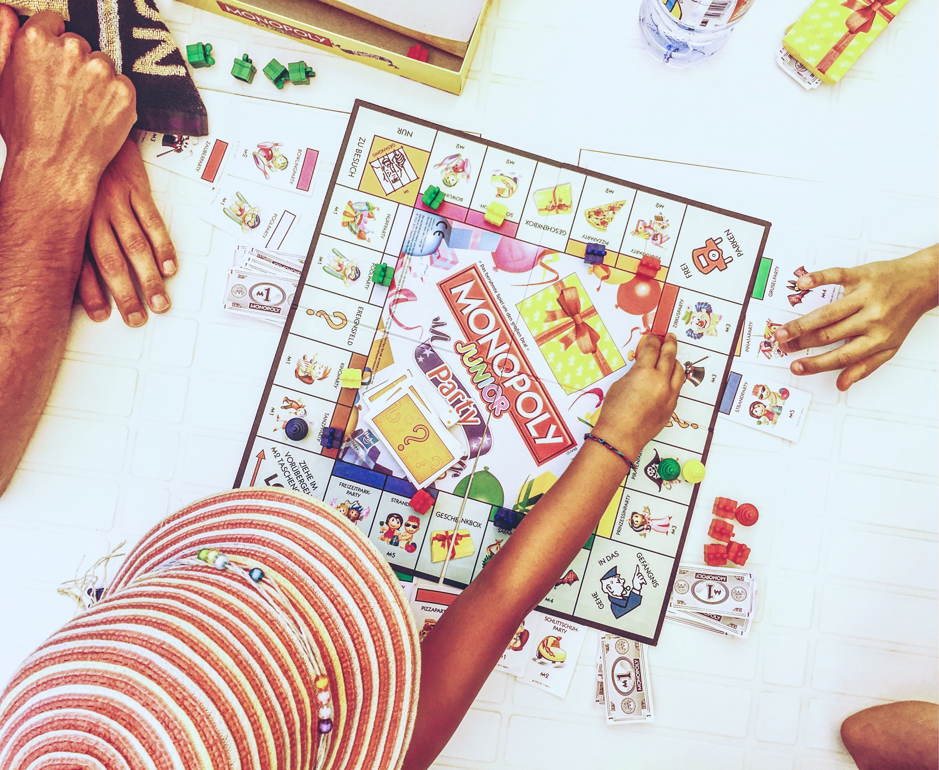 Kinder beim Monopoly spielen