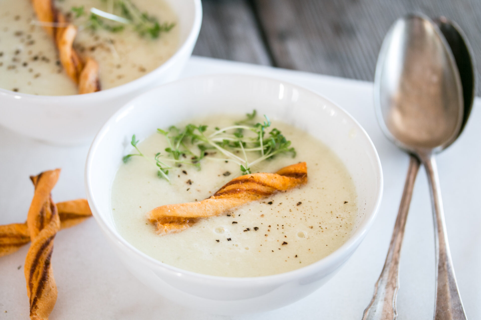 Kohlrabisuppe Rezept mit Les Ficelles von Kambly und Ziegenfrischkäse