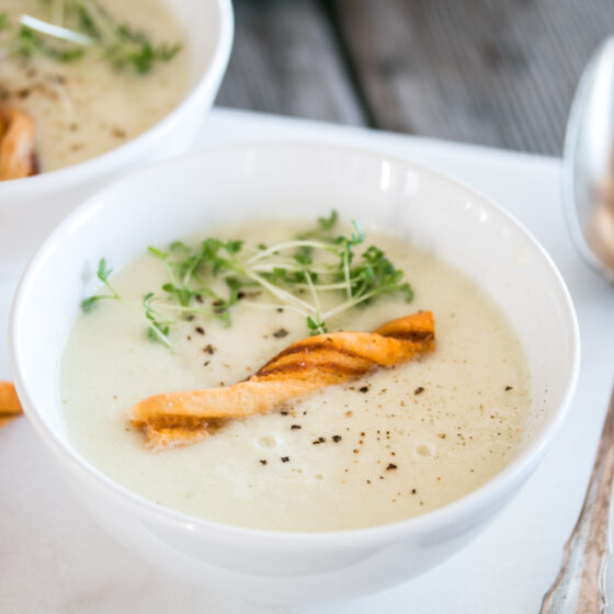 Kohlrabisuppe Rezept mit Les Ficelles von Kambly und Ziegenfrischkäse