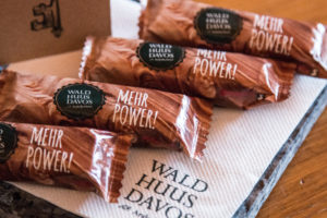 Powerriegel im Hotelzimmer Hotel Arabella Waldhuus in Davos