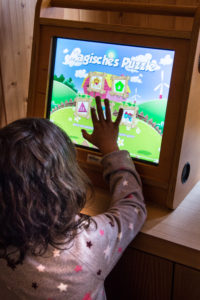 Spielcomputer an der Reception vom Hotel Arabella Waldhuus in Davos