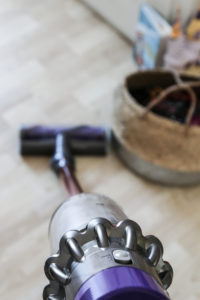 Dyson V10 ohne Kabel staubsaugen