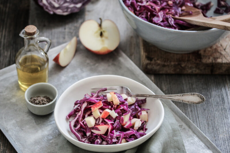 Rotkabis mit Äpfeln Salatrezept