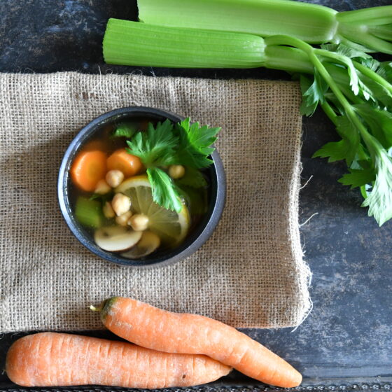 Klare Suppe Brühe Bouillon mit Gemüse Rezept