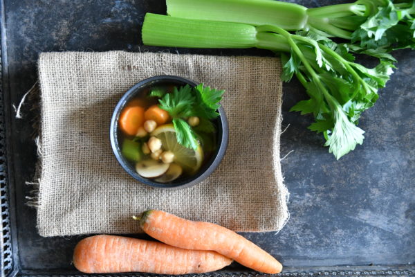 Klare Suppe Brühe Bouillon mit Gemüse Rezept