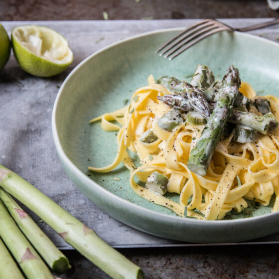 Tagliatelle mit Spargeln und Limetten Sahnesauce Rezept