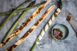 Spargeln in verdrehtem Blätterteig mit Tomatenpesto Rezept zum Apéro