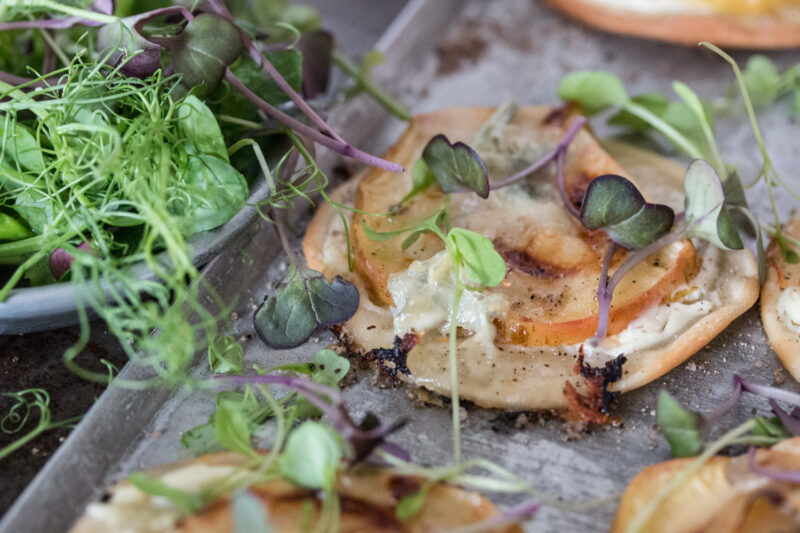 Flammkuchen mit Apfel und Gorgonzola Rezept