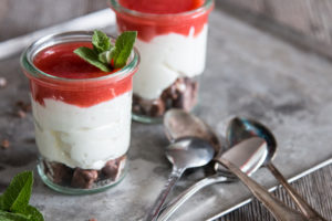 Mascarponecreme mit Himbeeren im Glas