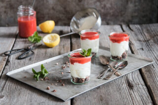 Mascarponecreme mit Himbeersauce im Glas