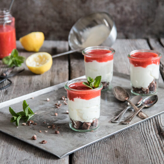 Mascarponecreme mit Himbeersauce im Glas