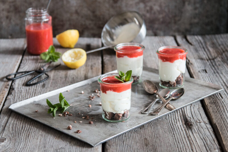 Mascarponecreme mit Himbeersauce im Glas