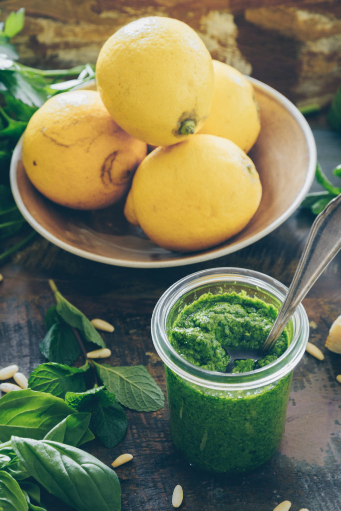 Schnelle Pasta mit frischem Zitronen-Kräuterpesto - LouMalou.ch