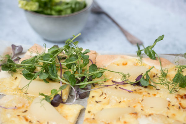 Flammkuchen mit Raclette und Birnen Rezept Flammkuchen mit Raclette und Birnen Rezept