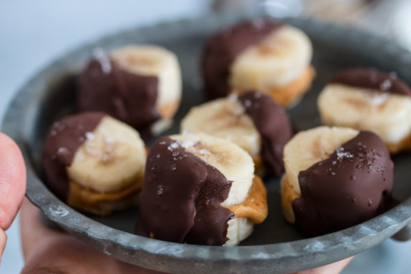 Gesunder Snack: Bananensandwich mit Erdnussbutter - LouMalou.ch