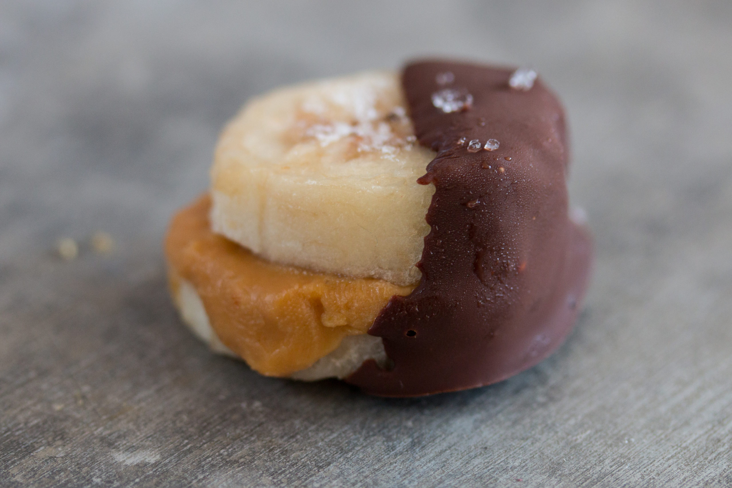Gesunder Snack: Bananensandwich mit Erdnussbutter - LouMalou.ch