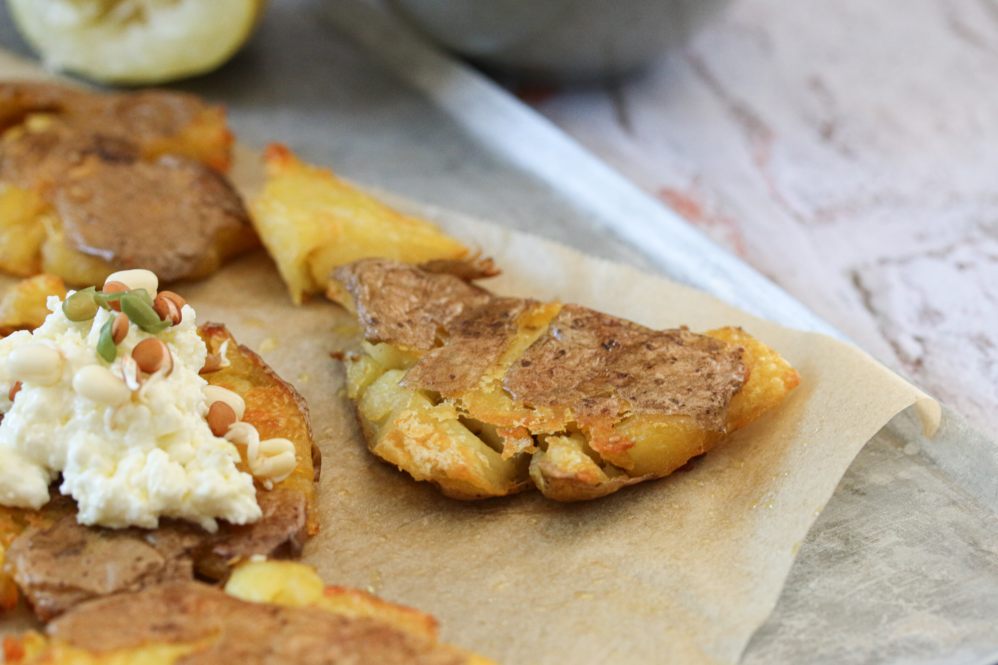 Schnelle Smashed Potatoes mit Fetacreme - LouMalou.ch