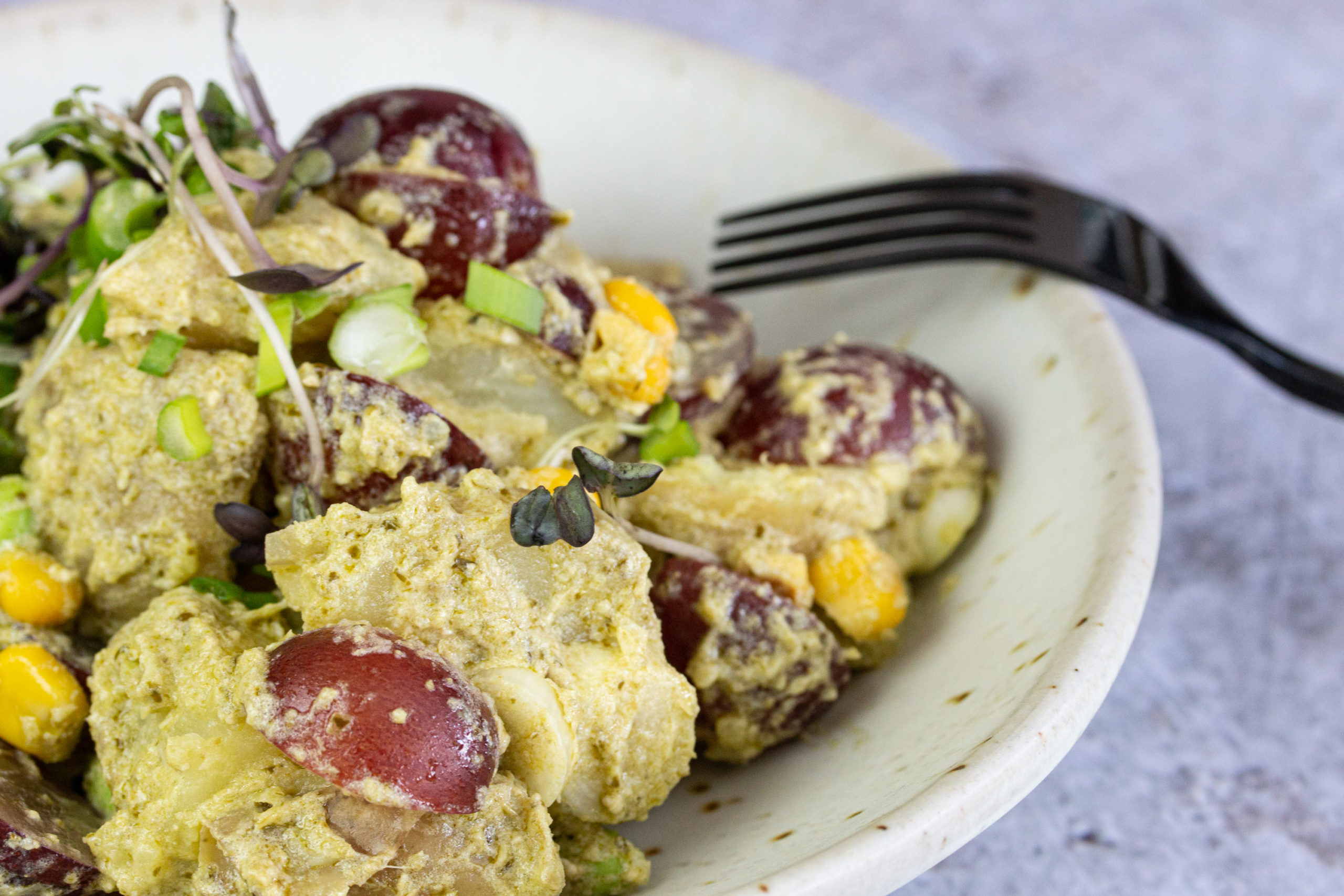 Lauwarmer, grüner Kartoffelsalat mit Edamame, Trauben und Mais Rezept ...