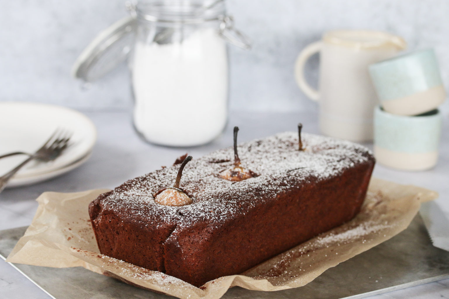 Schokoladenkuchen mit ganzen versunkenen Birnen - LouMalou.ch