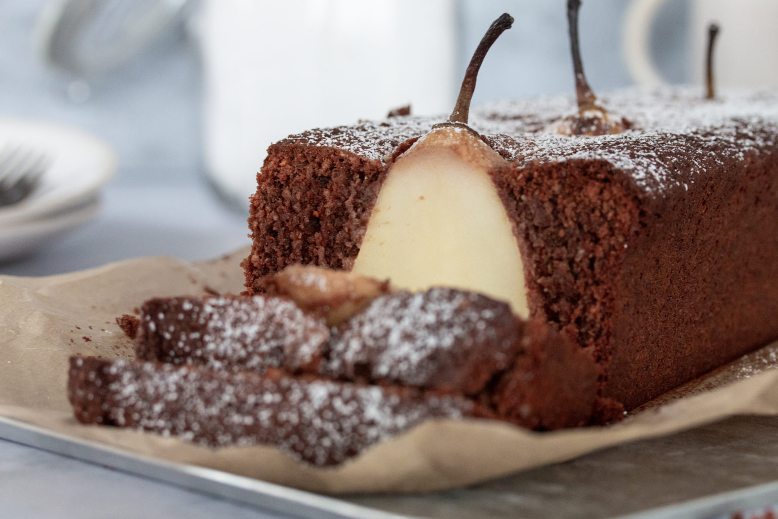 Schokoladenkuchen mit ganzen versunkenen Birnen - LouMalou.ch