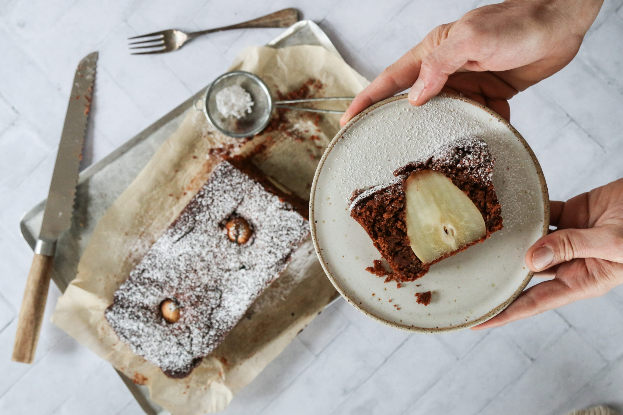 Schokoladenkuchen mit ganzen versunkenen Birnen - LouMalou.ch