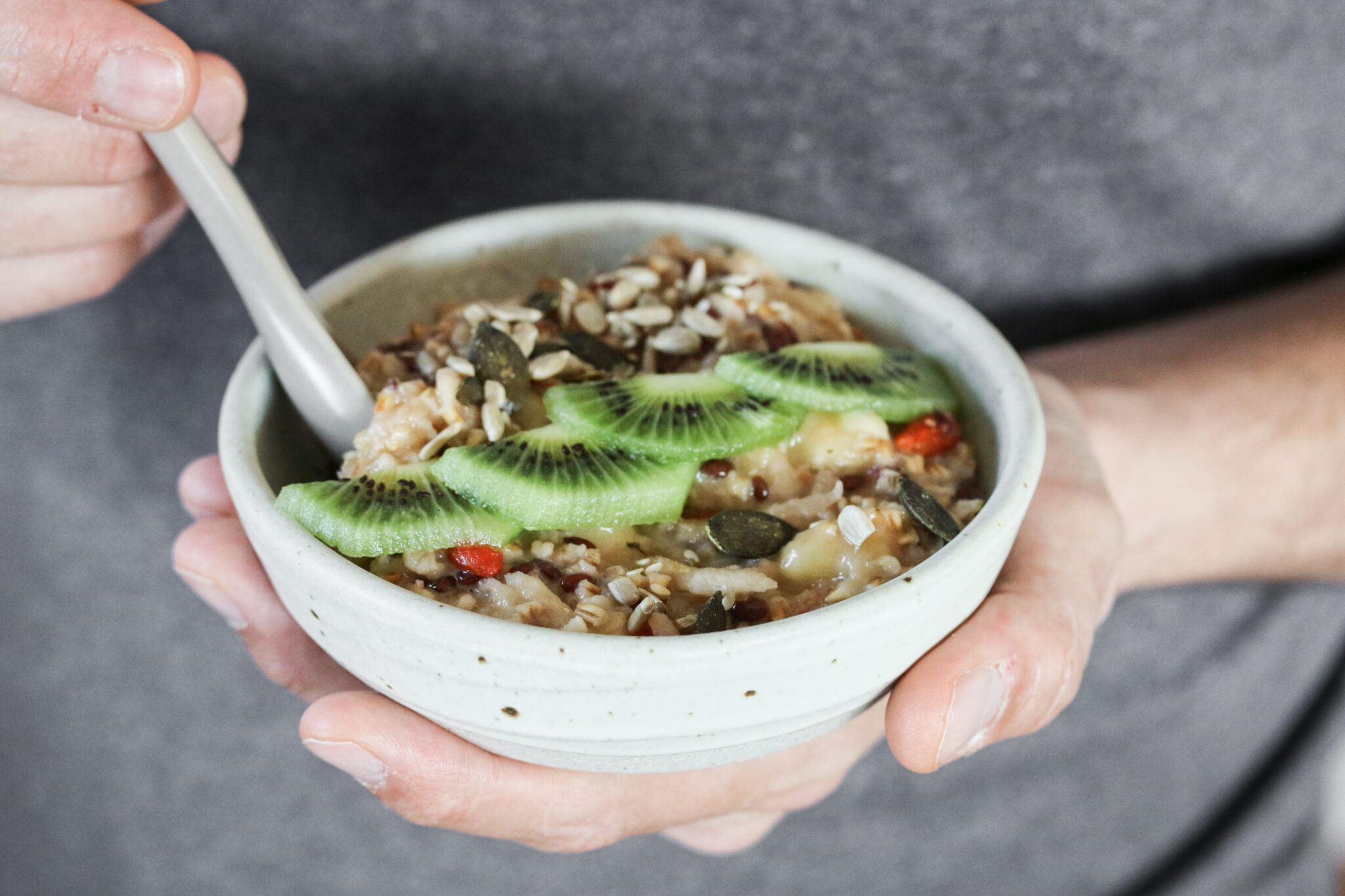 Gesundes Frühstück: Hafergrütze mit Früchten / LouMalou.ch