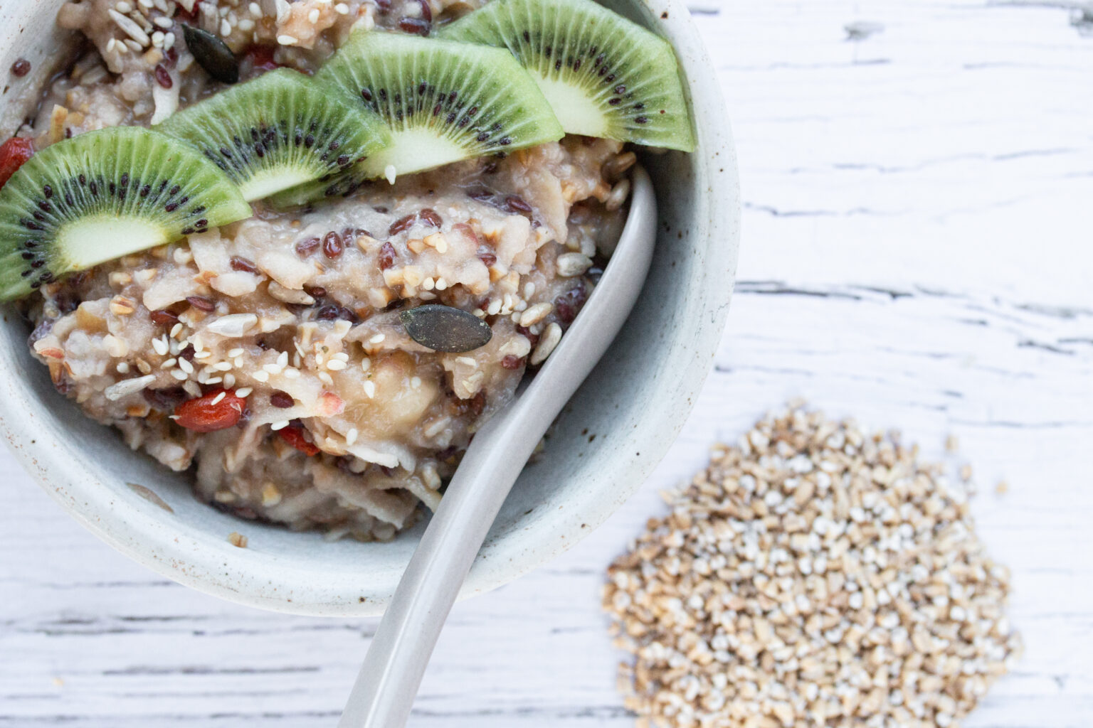 Gesundes Frühstück: Hafergrütze mit Früchten / LouMalou.ch