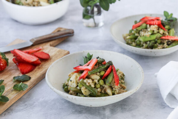 Salat mit Erbsen Gersten und Spargel