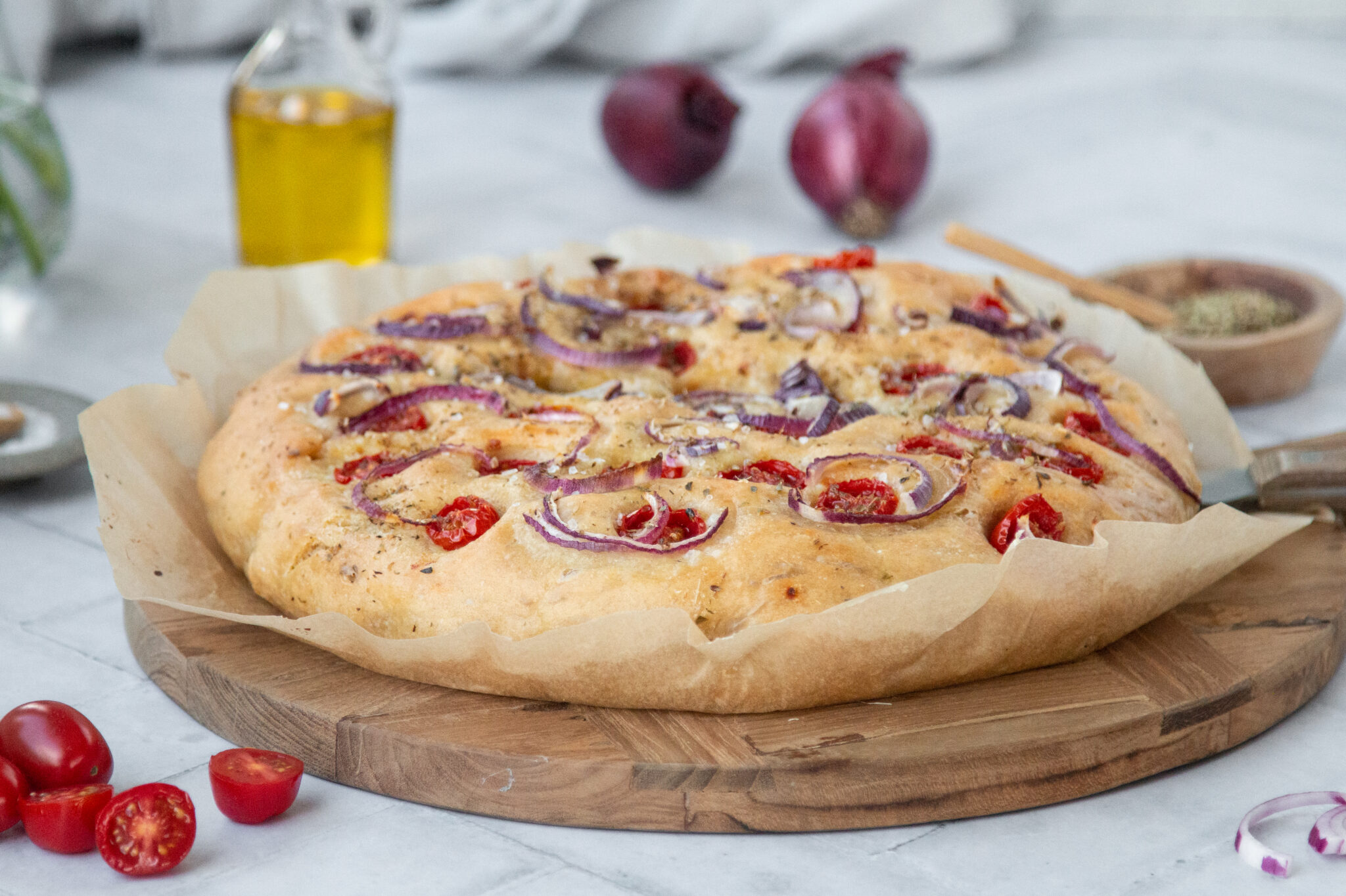 Einfache Focaccia mit Tomaten und Zwiebeln / LouMalou.ch