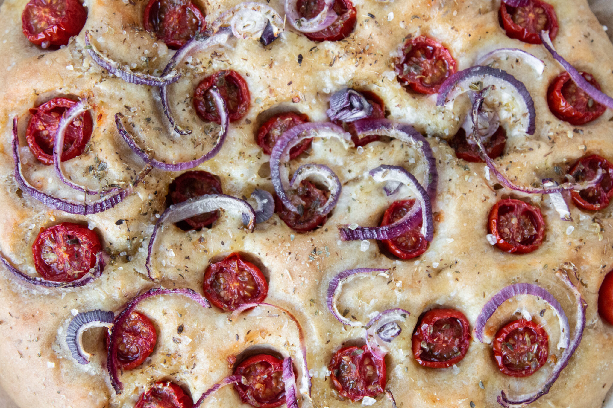 Einfache Focaccia mit Tomaten und Zwiebeln / LouMalou.ch