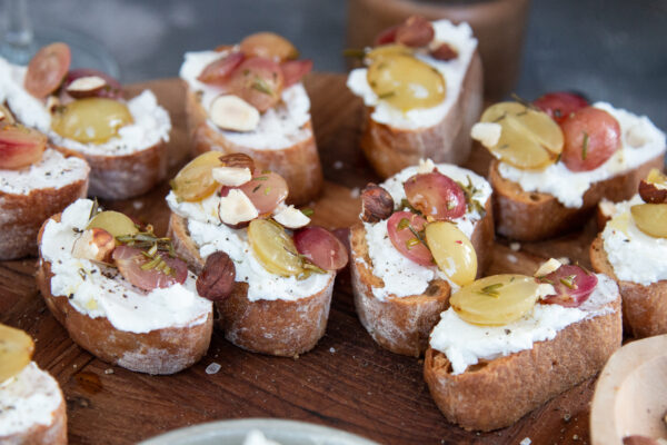 Crostini mit Rosmarin-Trauben und Ziegenfrischkäse Rezept - Loumalou