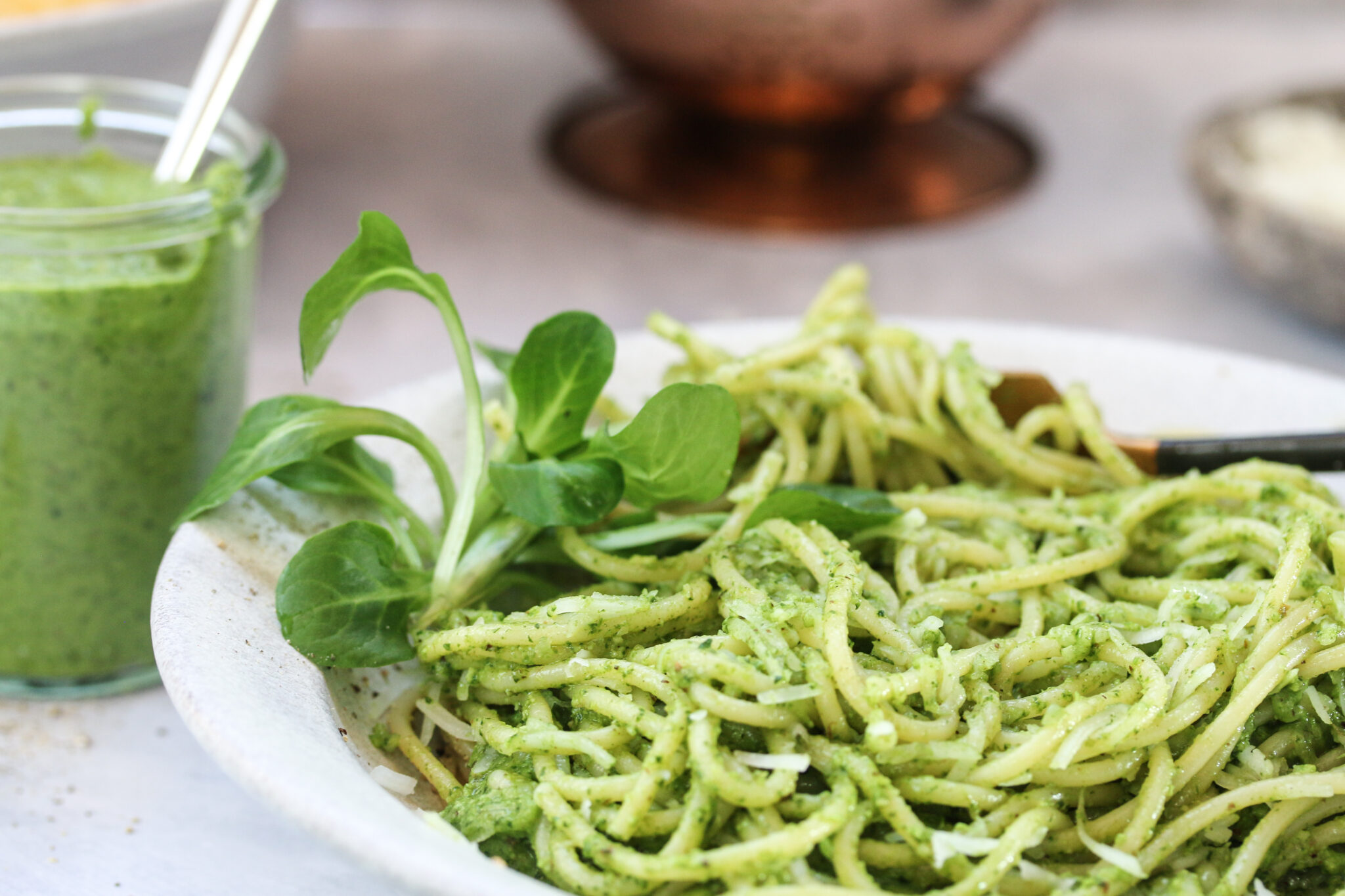 Spaghetti mit Nüsslisalat-Haselnuss Pesto / LouMalou.ch
