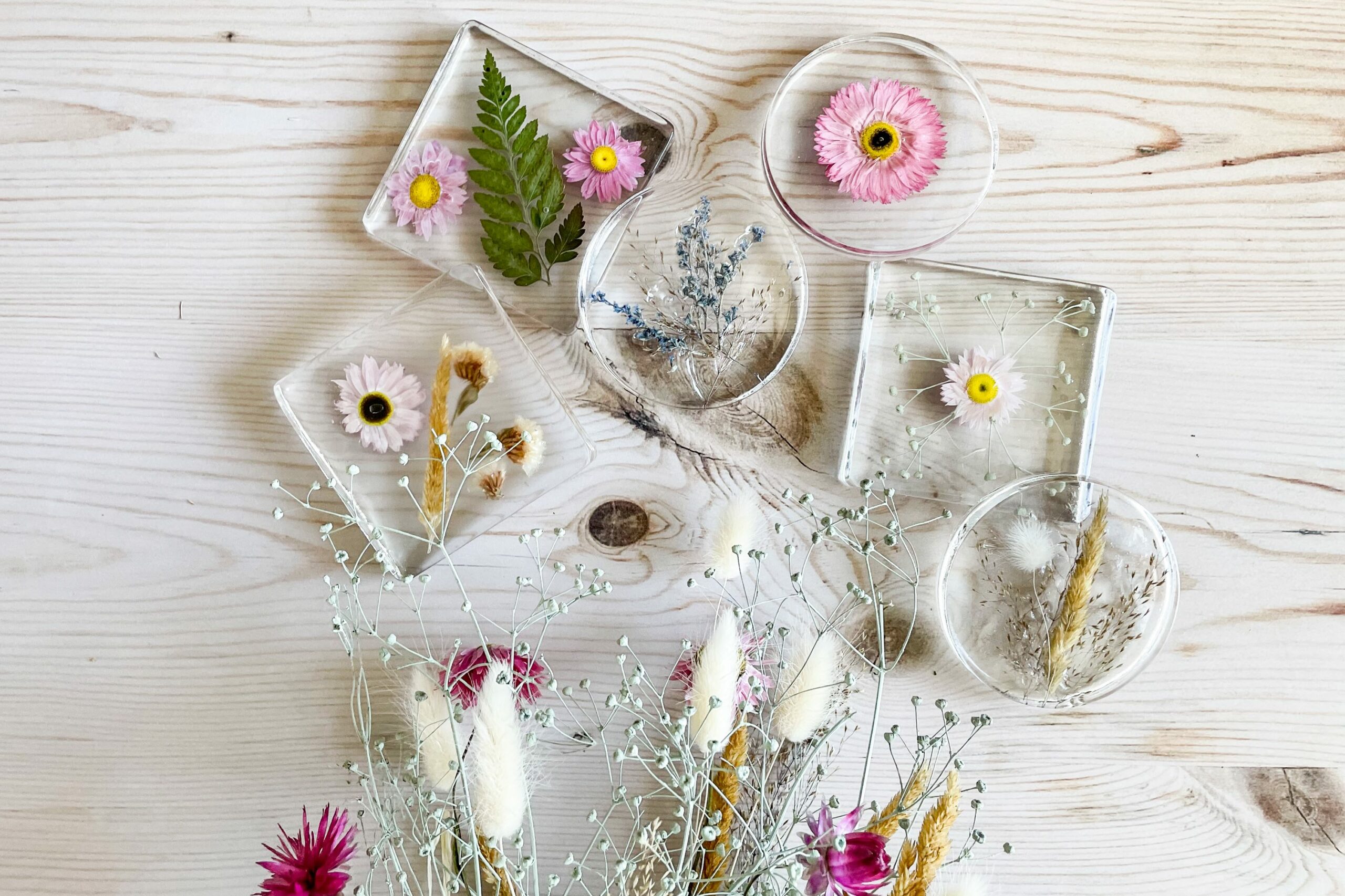 DIY Glasuntersetzer aus Epoxidharz mit Blumen /