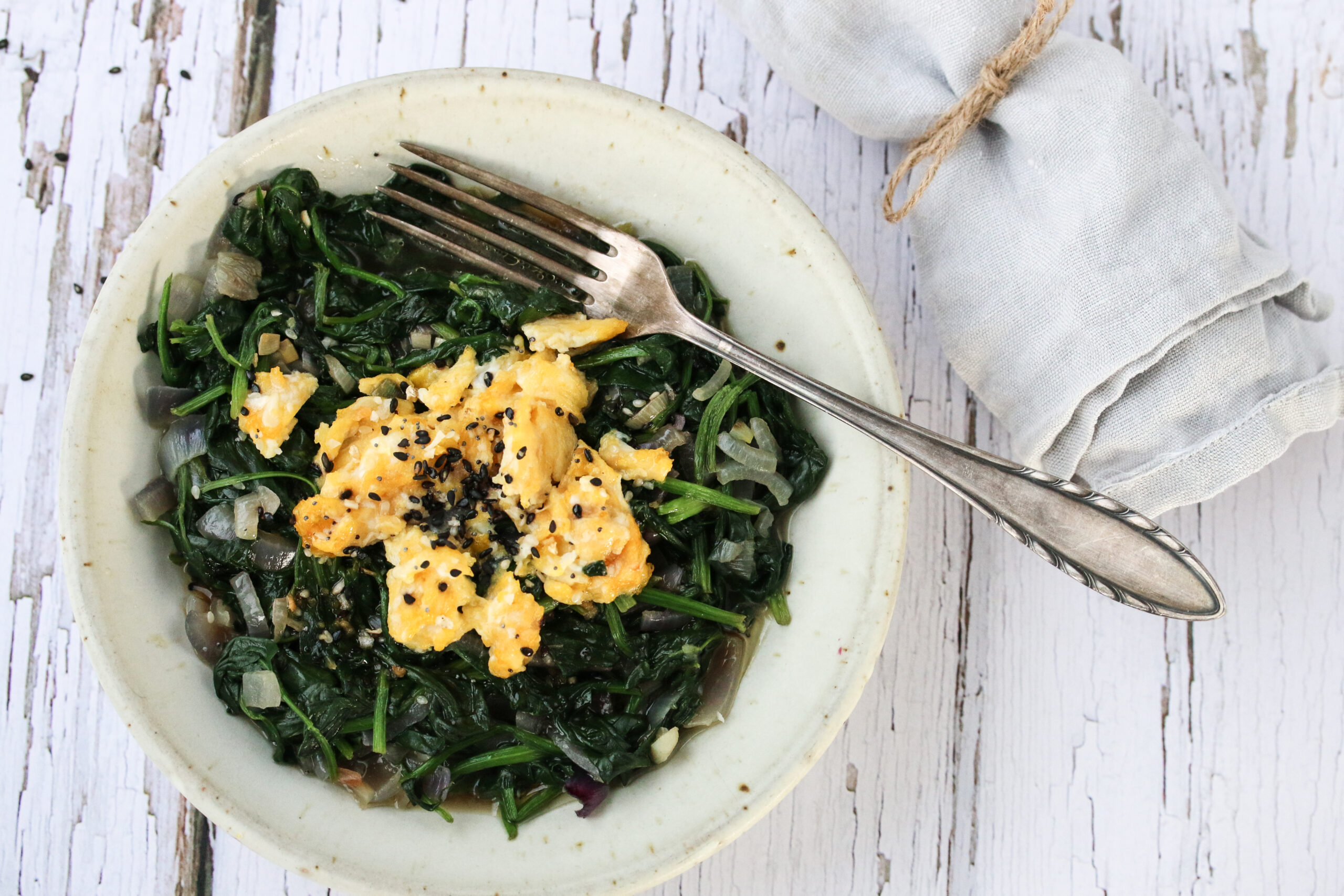 Lauwarmer Spinatsalat mit Sesam und Eiern - Loumalou