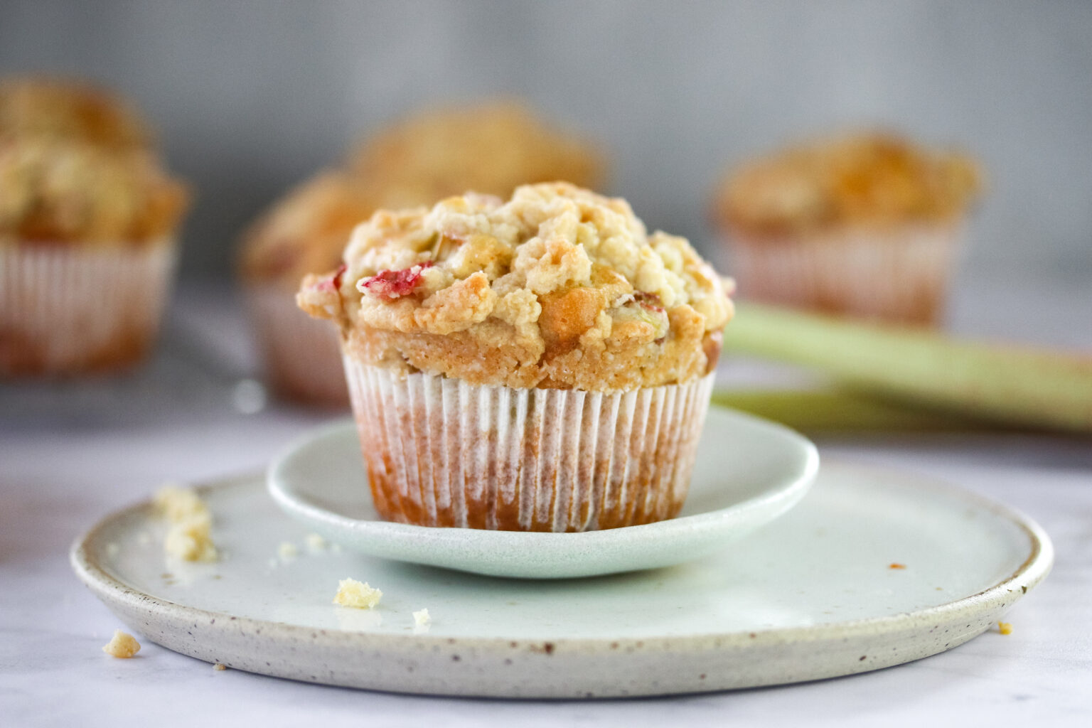 Rhabarber Muffins mit Rhabarber-Limetten-Streusel / LouMalou.ch