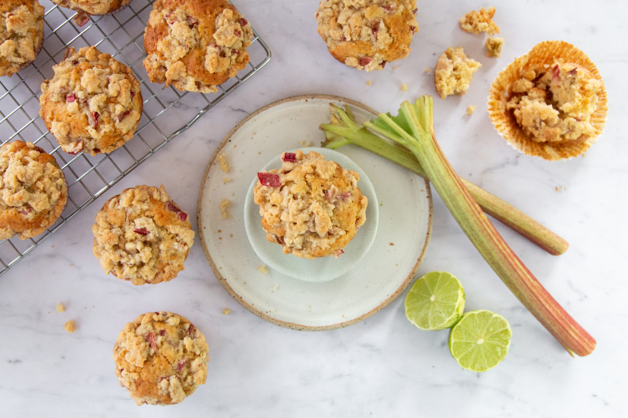 Rhabarber Muffins mit Rhabarber-Limetten-Streusel / LouMalou.ch