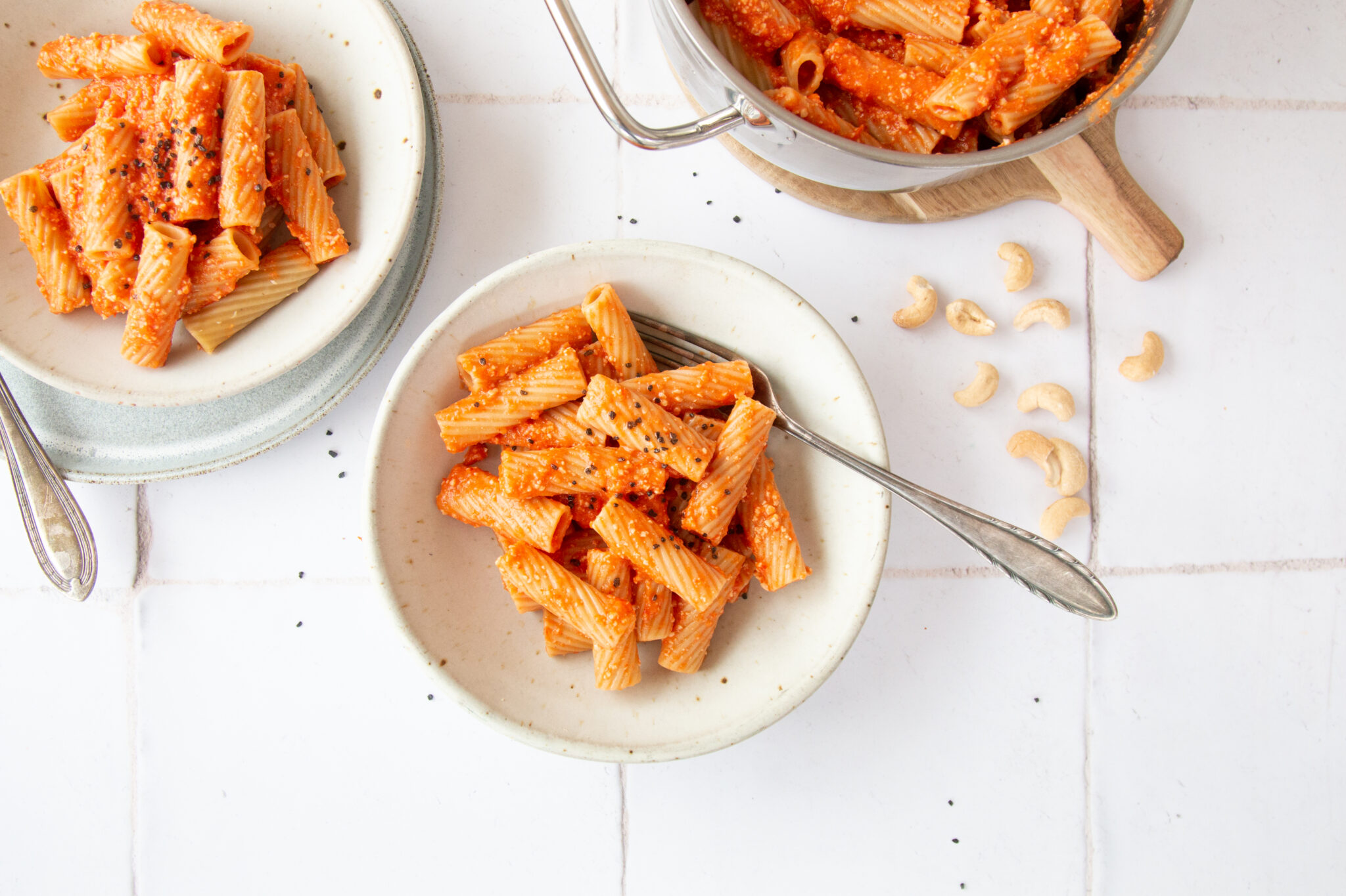 Tortiglioni mit veganer, gerösteter Peperoni-Cashew Sauce