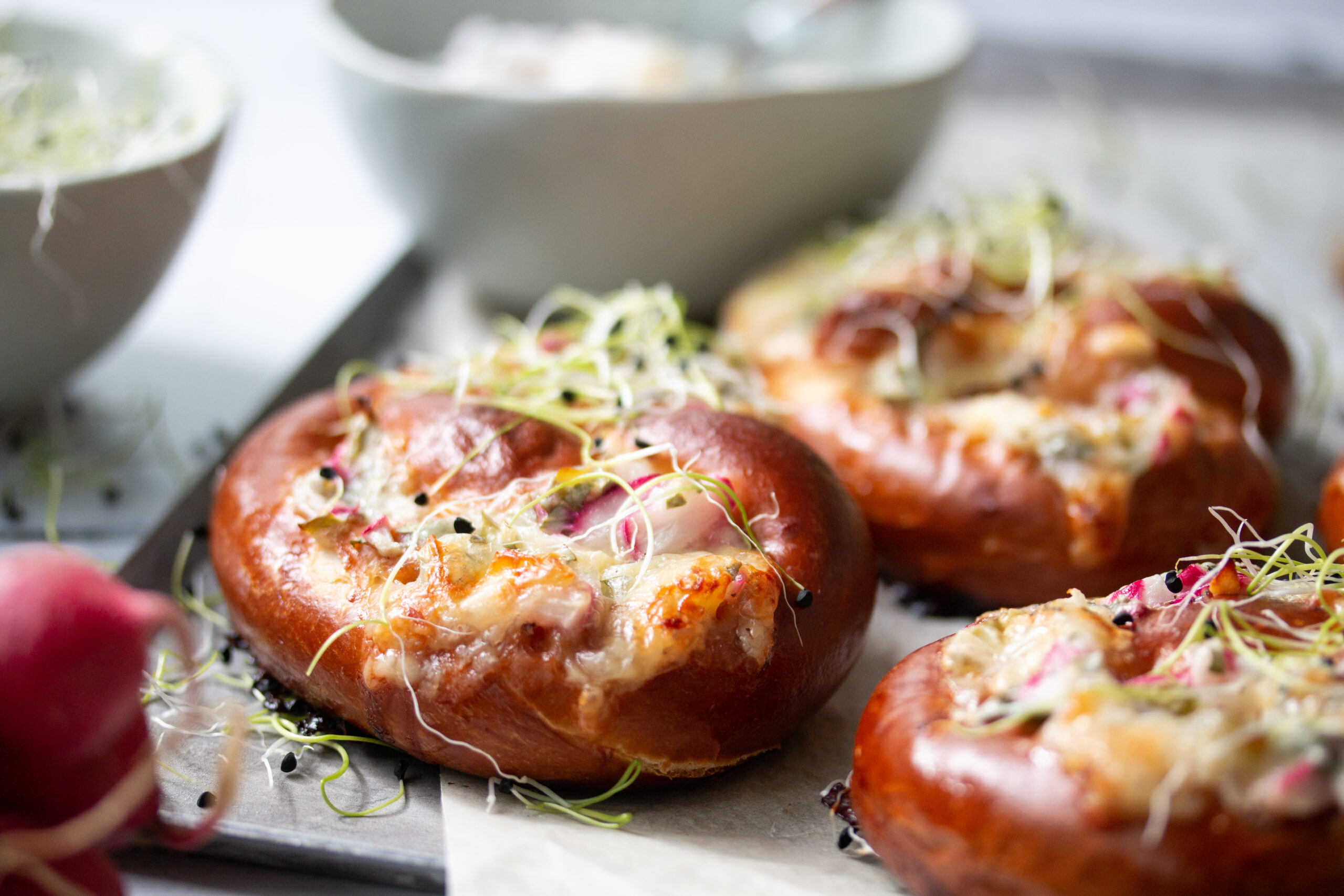 Brezel mit Raclette und Radieschen Rezept - Loumalou