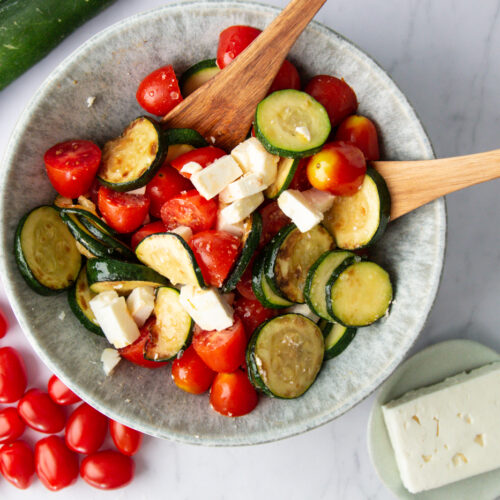 Schneller Tomaten-Zucchetti Salat / LouMalou.ch