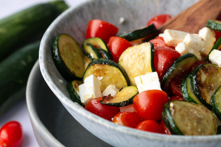 Schneller Tomaten-Zucchetti Salat / LouMalou.ch