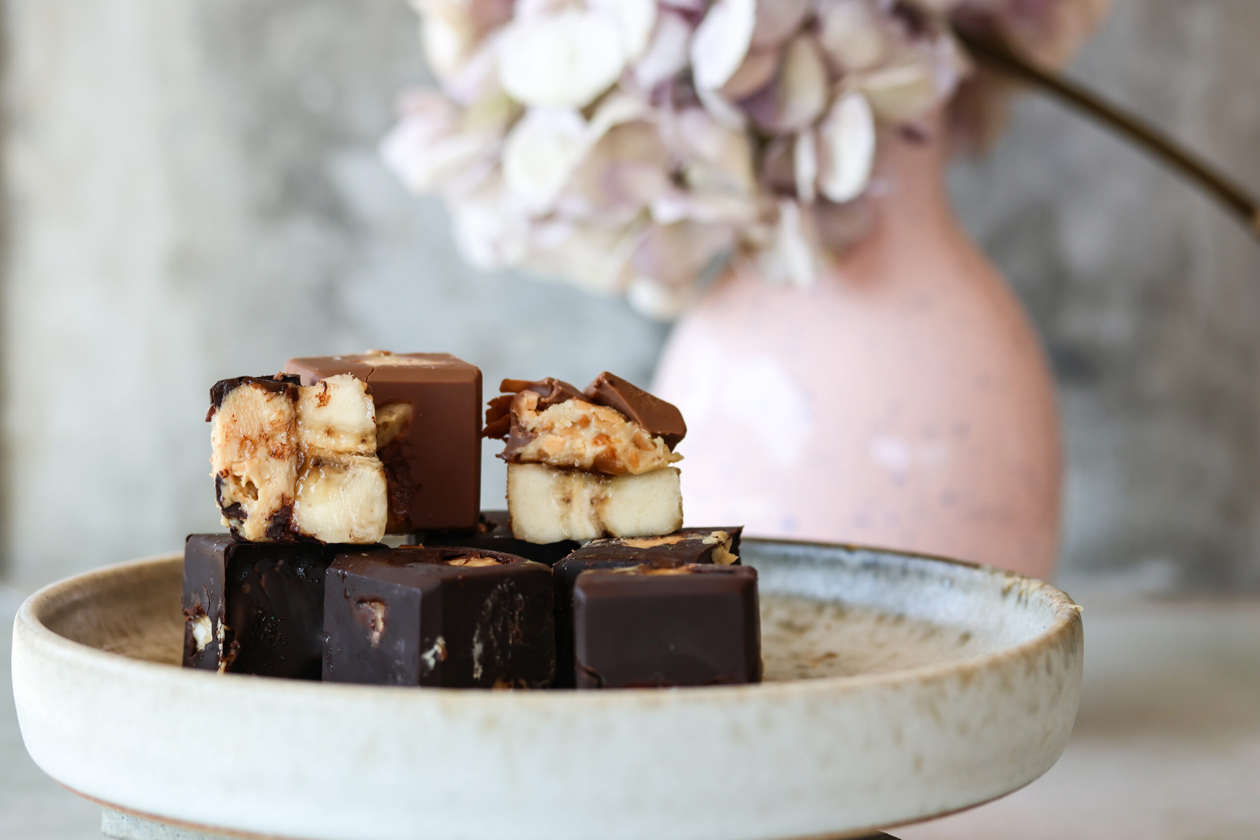 Snickers Cube Frozen Bananen-Erdnussbutter-Bites als einfacher Snack
