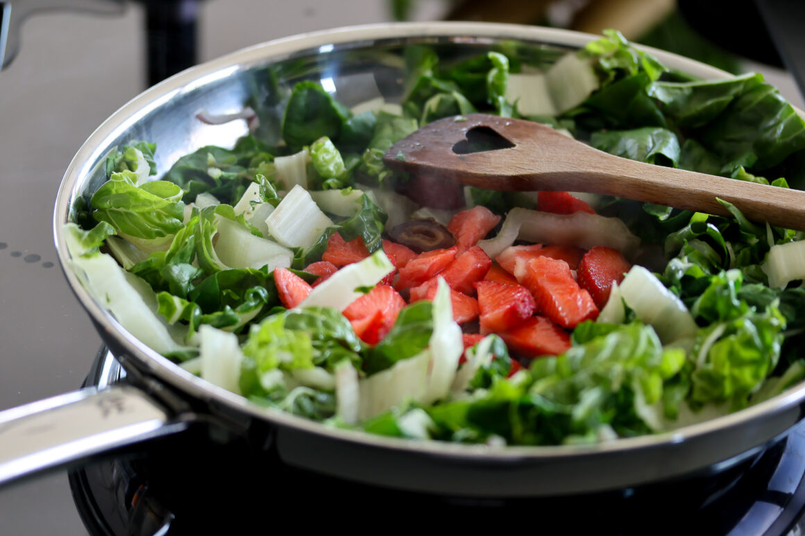 Mangoldsalat mit Erdbeeren und Ziegenfrischkäse - Rezept auf LouMalou.ch - Sommersalat - einfache Rezepte