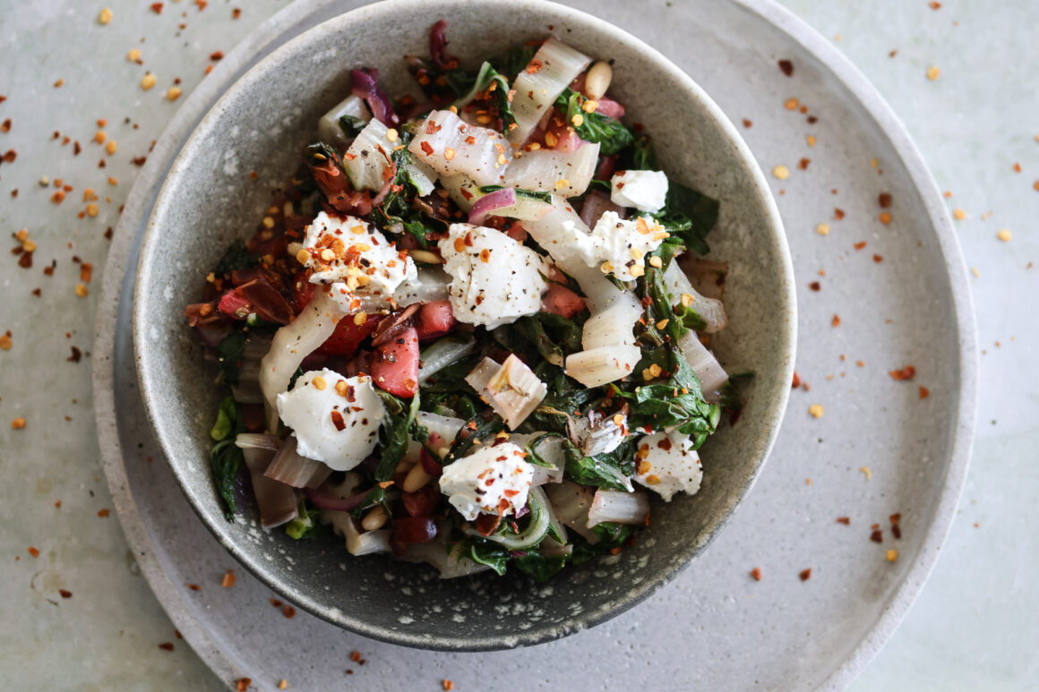 Mangoldsalat mit Erdbeeren und Ziegenfrischkäse - Rezept auf LouMalou.ch - Sommersalat - einfache Rezepte