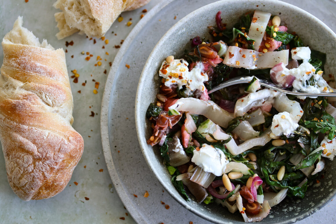 Mangoldsalat mit Erdbeeren und Ziegenfrischkäse - Rezept auf LouMalou.ch - Sommersalat - einfache Rezepte