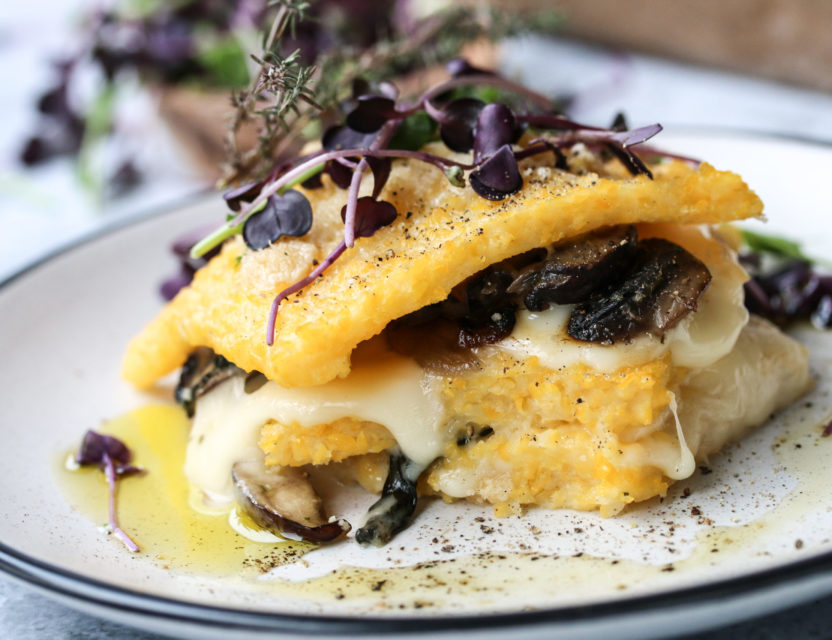 Raffiniert und einfach: Polenta Türmchen mit Käse und Pilzen / LouMalou